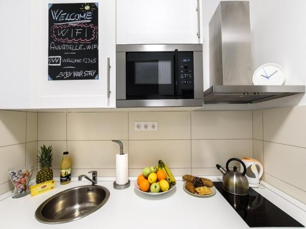 Annabelle Downtown Apartments : photo 9 de la chambre chambre double avec salle de bains privative