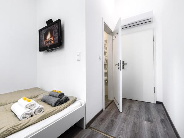 Annabelle Downtown Apartments : photo 3 de la chambre chambre double avec salle de bains privative
