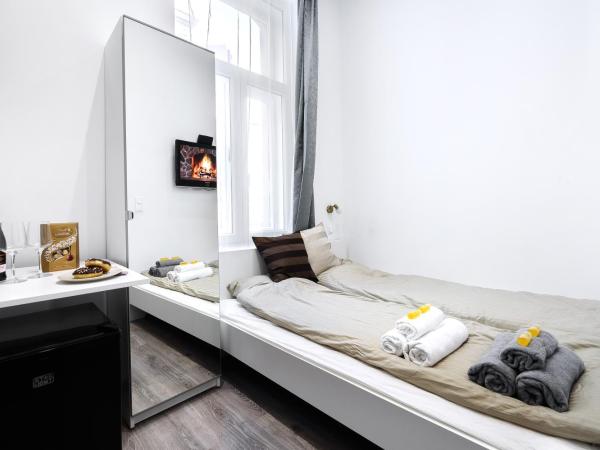Annabelle Downtown Apartments : photo 1 de la chambre chambre double avec salle de bains privative