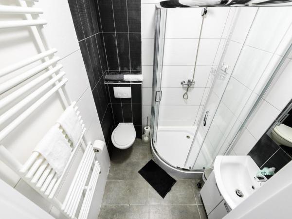 Annabelle Downtown Apartments : photo 7 de la chambre chambre double avec salle de bains privative