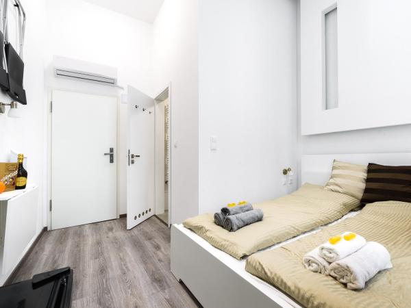 Annabelle Downtown Apartments : photo 5 de la chambre chambre double avec salle de bains privative