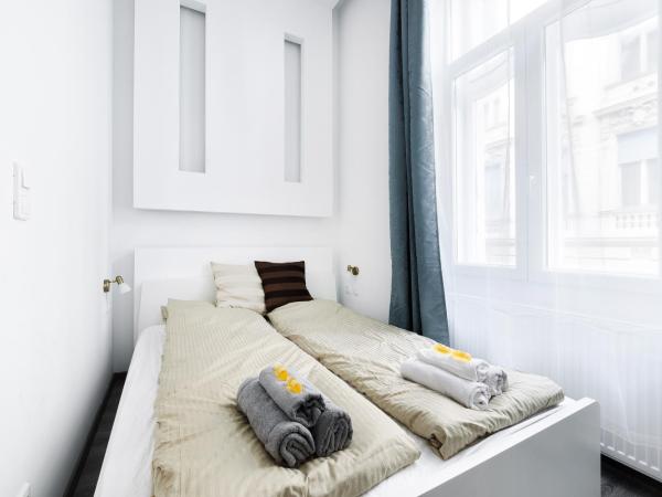 Annabelle Downtown Apartments : photo 4 de la chambre chambre double avec salle de bains privative