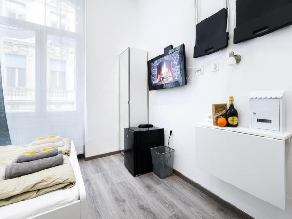 Annabelle Downtown Apartments : photo 3 de la chambre chambre double avec salle de bains privative