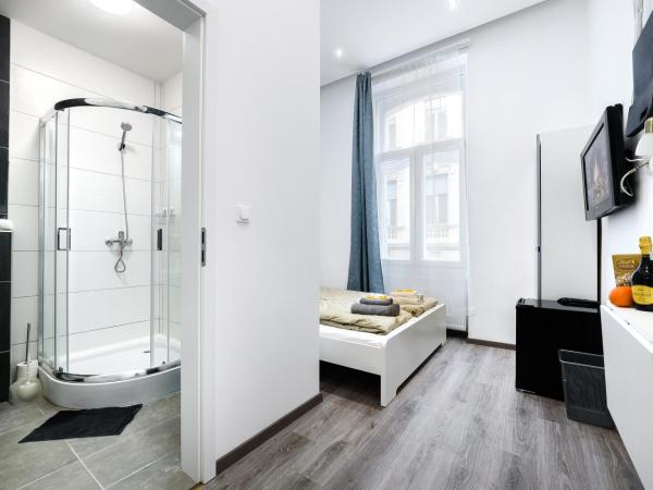 Annabelle Downtown Apartments : photo 2 de la chambre chambre double avec salle de bains privative