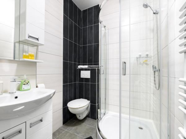 Annabelle Downtown Apartments : photo 7 de la chambre chambre double avec salle de bains privative