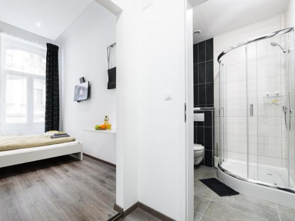 Annabelle Downtown Apartments : photo 3 de la chambre chambre double avec salle de bains privative