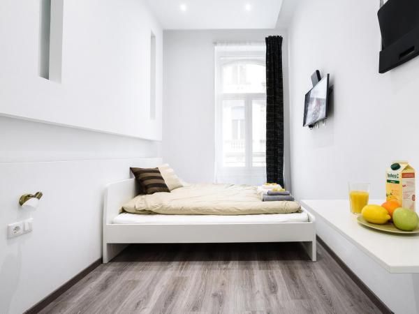 Annabelle Downtown Apartments : photo 5 de la chambre chambre double avec salle de bains privative