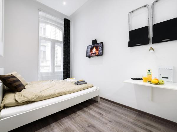 Annabelle Downtown Apartments : photo 4 de la chambre chambre double avec salle de bains privative