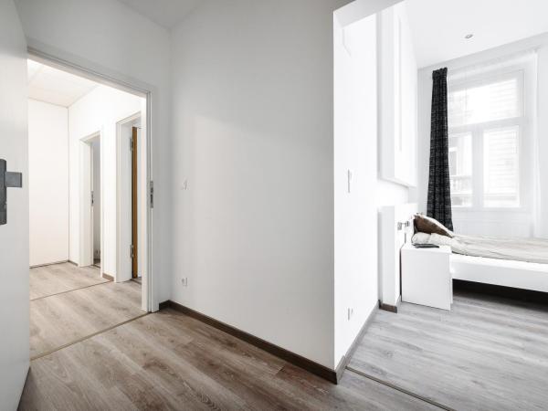 Annabelle Downtown Apartments : photo 9 de la chambre chambre double avec salle de bains privative