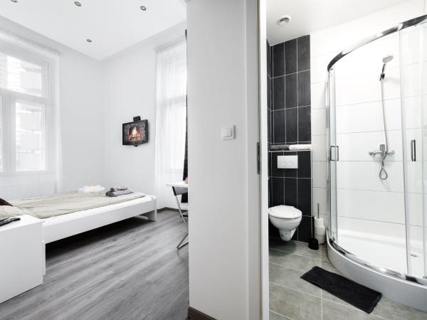 Annabelle Downtown Apartments : photo 2 de la chambre chambre double avec salle de bains privative