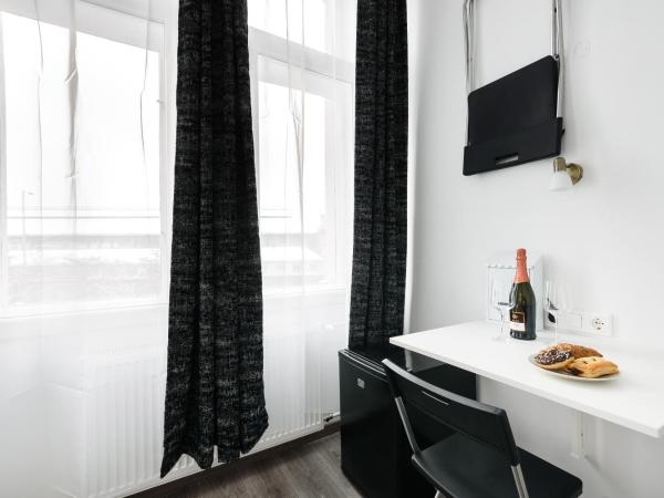 Annabelle Downtown Apartments : photo 6 de la chambre chambre double avec salle de bains privative