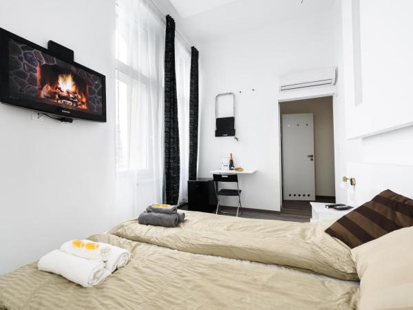 Annabelle Downtown Apartments : photo 5 de la chambre chambre double avec salle de bains privative