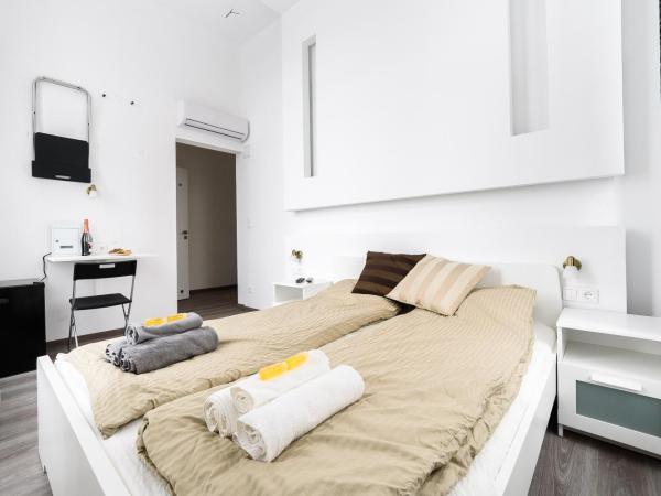 Annabelle Downtown Apartments : photo 4 de la chambre chambre double avec salle de bains privative