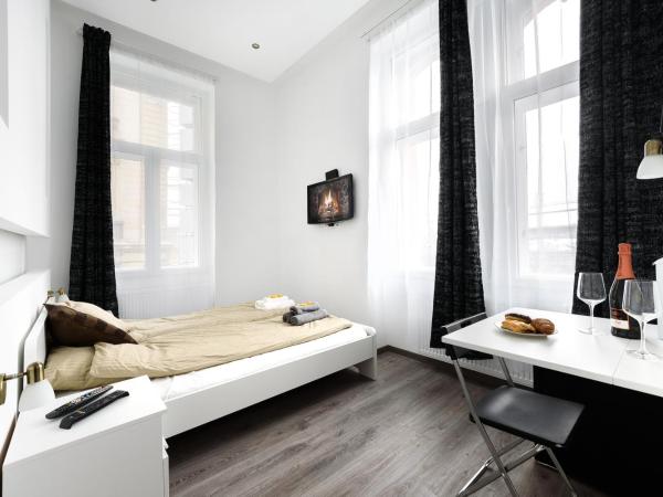 Annabelle Downtown Apartments : photo 1 de la chambre chambre double avec salle de bains privative