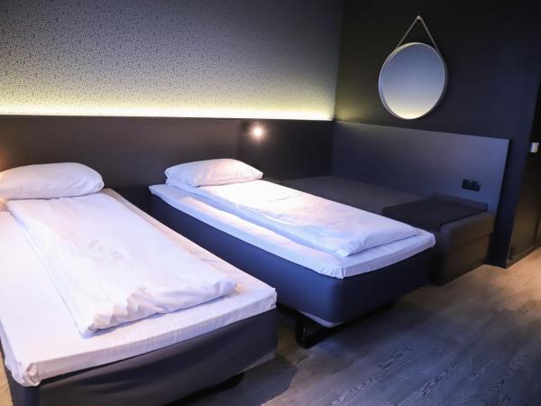 Comfort Hotel Xpress Central Station : photo 6 de la chambre chambre lits jumeaux avec lit d’appoint - 301