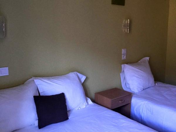 Hôtel de Londres : photo 4 de la chambre chambre triple (2 adultes & 1 enfant)