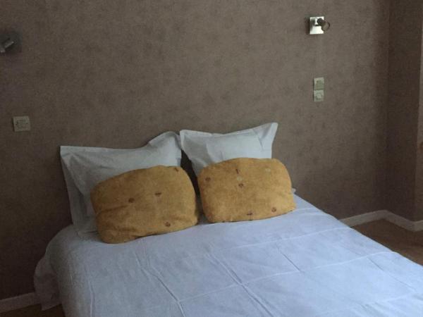 Hôtel de Londres : photo 3 de la chambre chambre quadruple (2 adultes + 2 enfants)