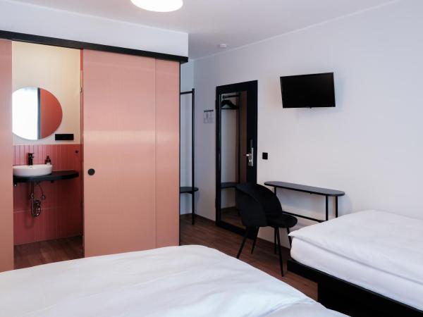 The Dot | 24/7 Checkin : photo 3 de la chambre chambre triple avec salle de bains privative