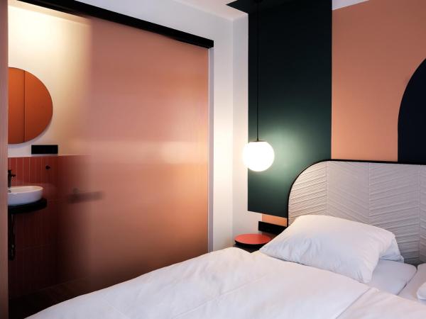 The Dot | 24/7 Checkin : photo 4 de la chambre chambre double avec salle de bains privative