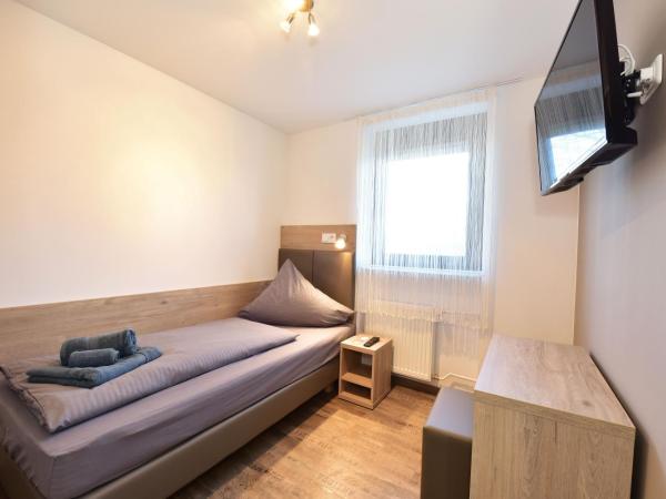 1a Gästehaus am Hafen : photo 3 de la chambre chambre simple avec toilettes et douche communes