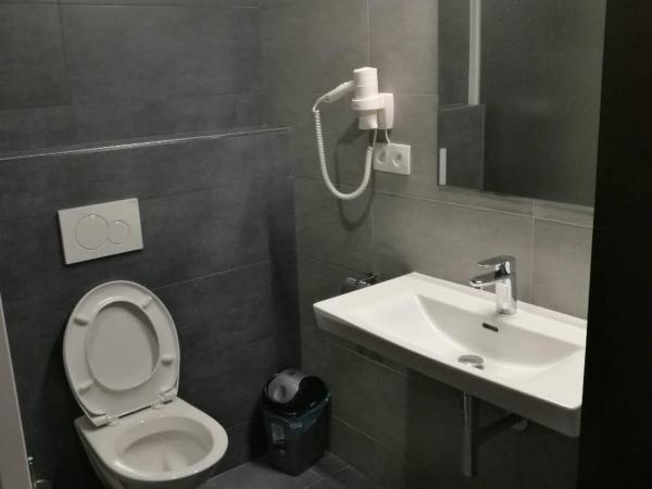 Sun-House Pension&Restaurant -ParkingFree- : photo 10 de la chambre chambre double ou lits jumeaux