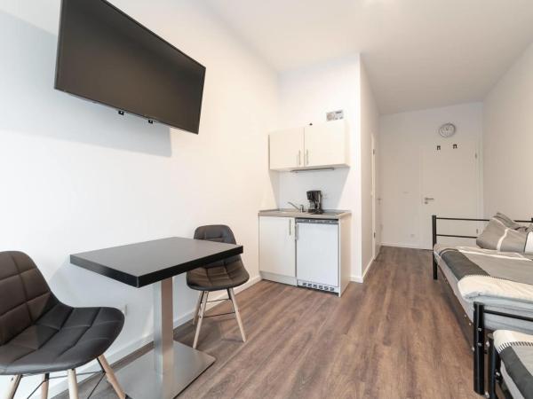 Monteurzimmer Berlin Pankow mit Dachterrasse - Nur 10 min. von der A10 - 3 Zimmer/ 7 Betten : photo 6 de la chambre chambre double avec terrasse