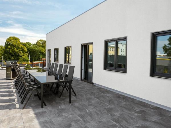 Monteurzimmer Berlin Pankow mit Dachterrasse - Nur 10 min. von der A10 - 3 Zimmer/ 7 Betten : photo 8 de la chambre chambre double avec terrasse