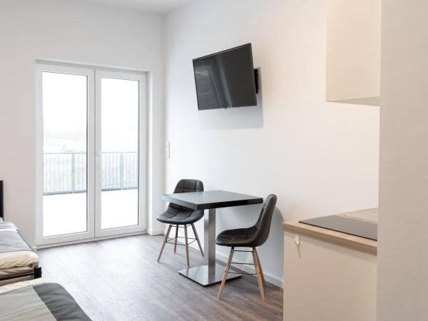 Monteurzimmer Berlin Pankow mit Dachterrasse - Nur 10 min. von der A10 - 3 Zimmer/ 7 Betten : photo 5 de la chambre chambre double avec terrasse