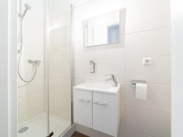 Monteurzimmer Berlin Pankow mit Dachterrasse - Nur 10 min. von der A10 - 3 Zimmer/ 7 Betten : photo 9 de la chambre chambre double avec terrasse