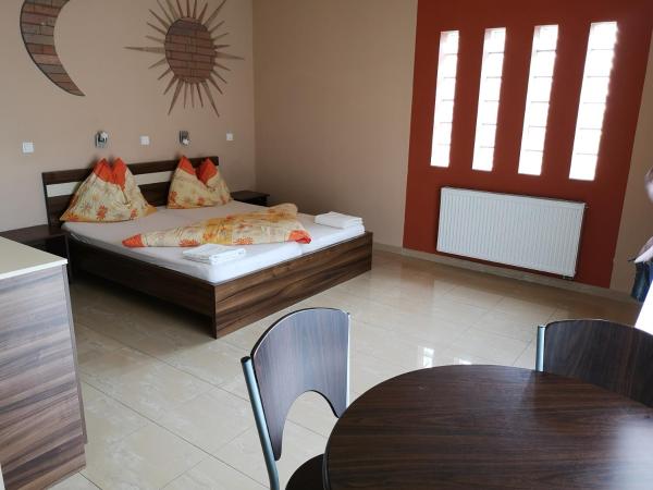 Borostyán Panzió Balatonfüred : photo 2 de la chambre appartement - vue sur piscine 