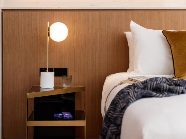 Crystalbrook Riley : photo 3 de la chambre chambre lit king-size complexe hôtelier - vue sur piscine