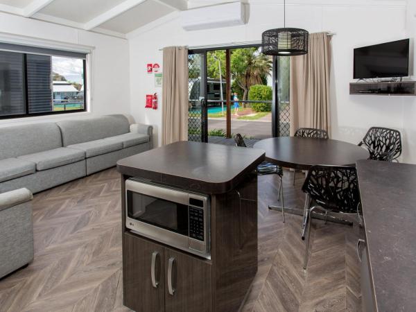 BIG4 Melbourne Holiday Park : photo 2 de la chambre two bedroom deluxe villa (6 berth)