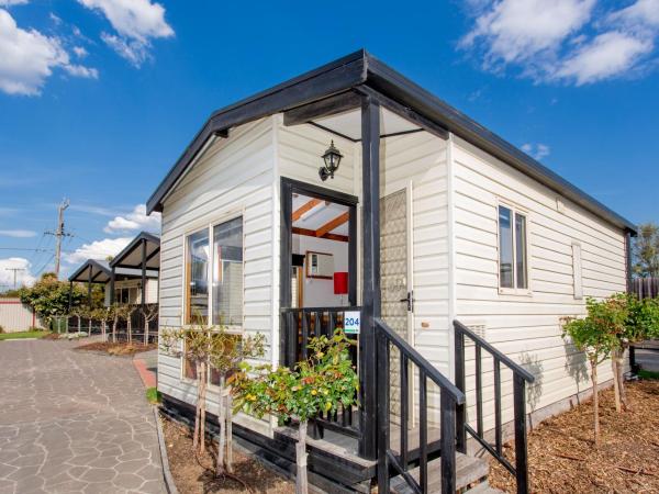 BIG4 Melbourne Holiday Park : photo 1 de la chambre one bedroom deluxe cottage (2 berth)