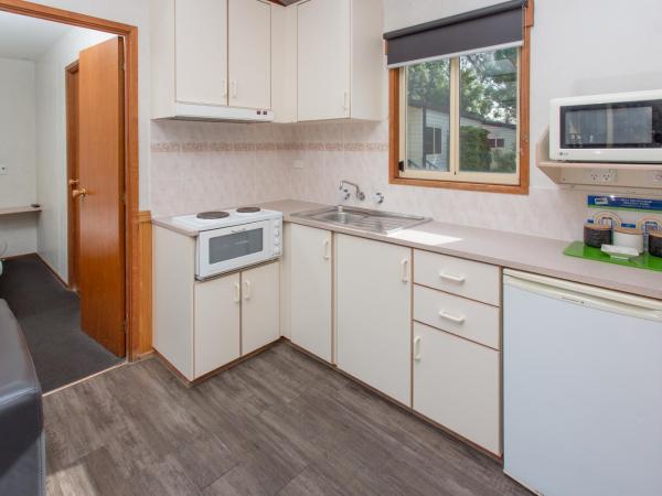 BIG4 Melbourne Holiday Park : photo 3 de la chambre one bedroom deluxe cottage (2 berth)