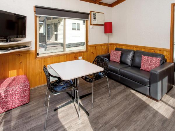 BIG4 Melbourne Holiday Park : photo 2 de la chambre one bedroom deluxe cottage (2 berth)