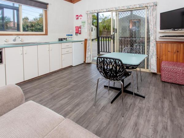 BIG4 Melbourne Holiday Park : photo 3 de la chambre one bedroom superior cottage (2 berth)