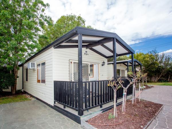 BIG4 Melbourne Holiday Park : photo 1 de la chambre one bedroom superior cottage (2 berth)