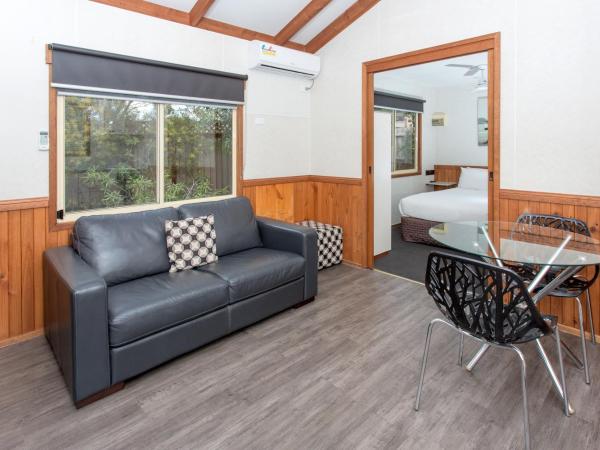 BIG4 Melbourne Holiday Park : photo 4 de la chambre one bedroom spa cottage (2 berth)