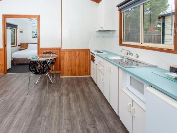 BIG4 Melbourne Holiday Park : photo 3 de la chambre one bedroom spa cottage (2 berth)