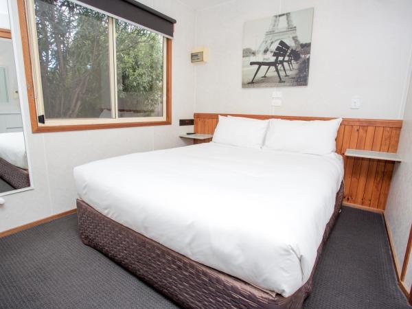 BIG4 Melbourne Holiday Park : photo 2 de la chambre one bedroom spa cottage (2 berth)