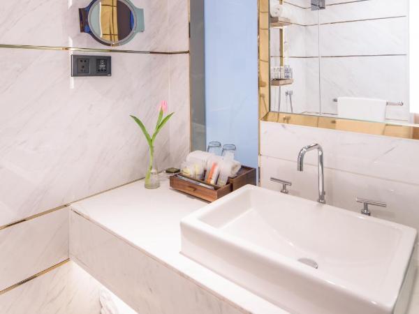 Golden Tulip Shanghai Hongqiao - A Louvre Hotel : photo 4 de la chambre grande chambre lit king-size deluxe