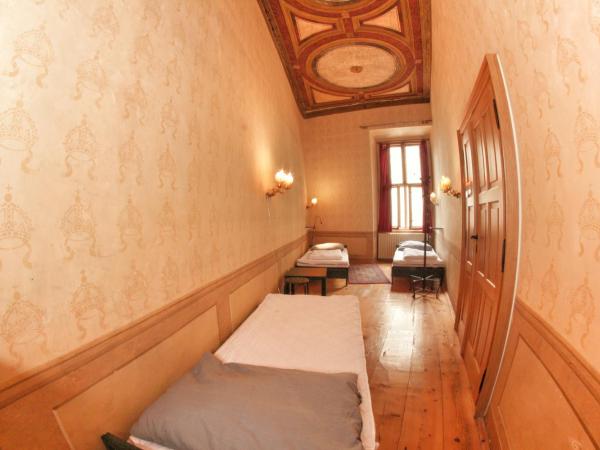 Hostel HOMEr - Old Town Square : photo 1 de la chambre chambre triple avec salle de bains commune
