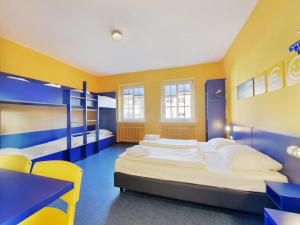 Bed'nBudget Expo-Hostel Rooms : photo 2 de la chambre chambre familiale avec salle de bains privative