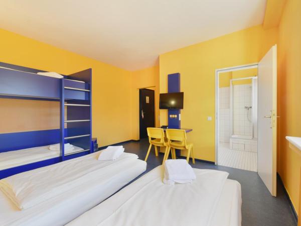 Bed'nBudget Expo-Hostel Rooms : photo 2 de la chambre chambre familiale avec salle de bains privative