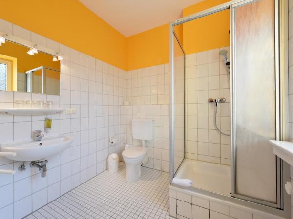 Bed'nBudget Expo-Hostel Rooms : photo 4 de la chambre chambre familiale avec salle de bains privative