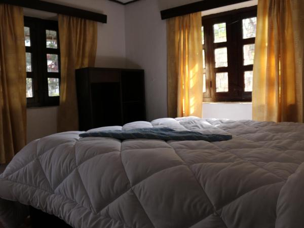 Gurkha Lodge : photo 2 de la chambre chambre double avec salle de bains privative