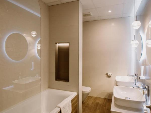 The Hotel Unforgettable - Hotel Tiliana by Homoky Hotels & Spa : photo 1 de la chambre suite avec terrasse