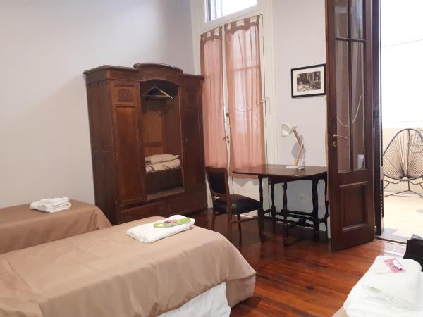 Sabatico Travelers Hostel & Guesthouse : photo 1 de la chambre chambre triple avec salle de bains commune