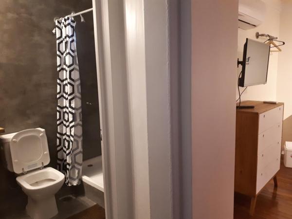 Sabatico Travelers Hostel & Guesthouse : photo 4 de la chambre chambre double deluxe avec douche