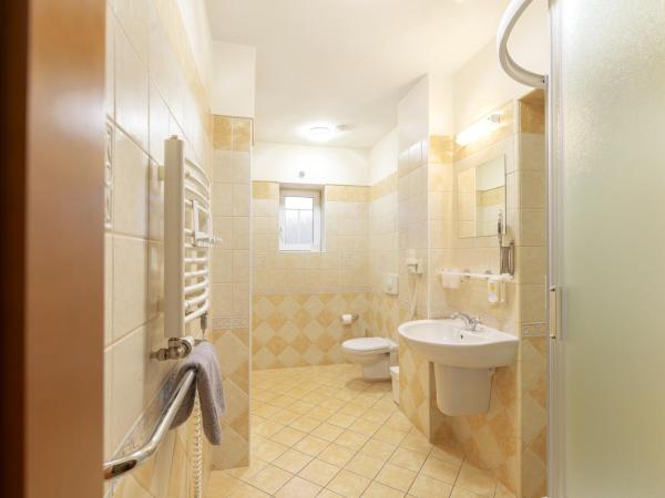 Hotel U Simla : photo 2 de la chambre chambre lits jumeaux avec lit d’appoint - 301